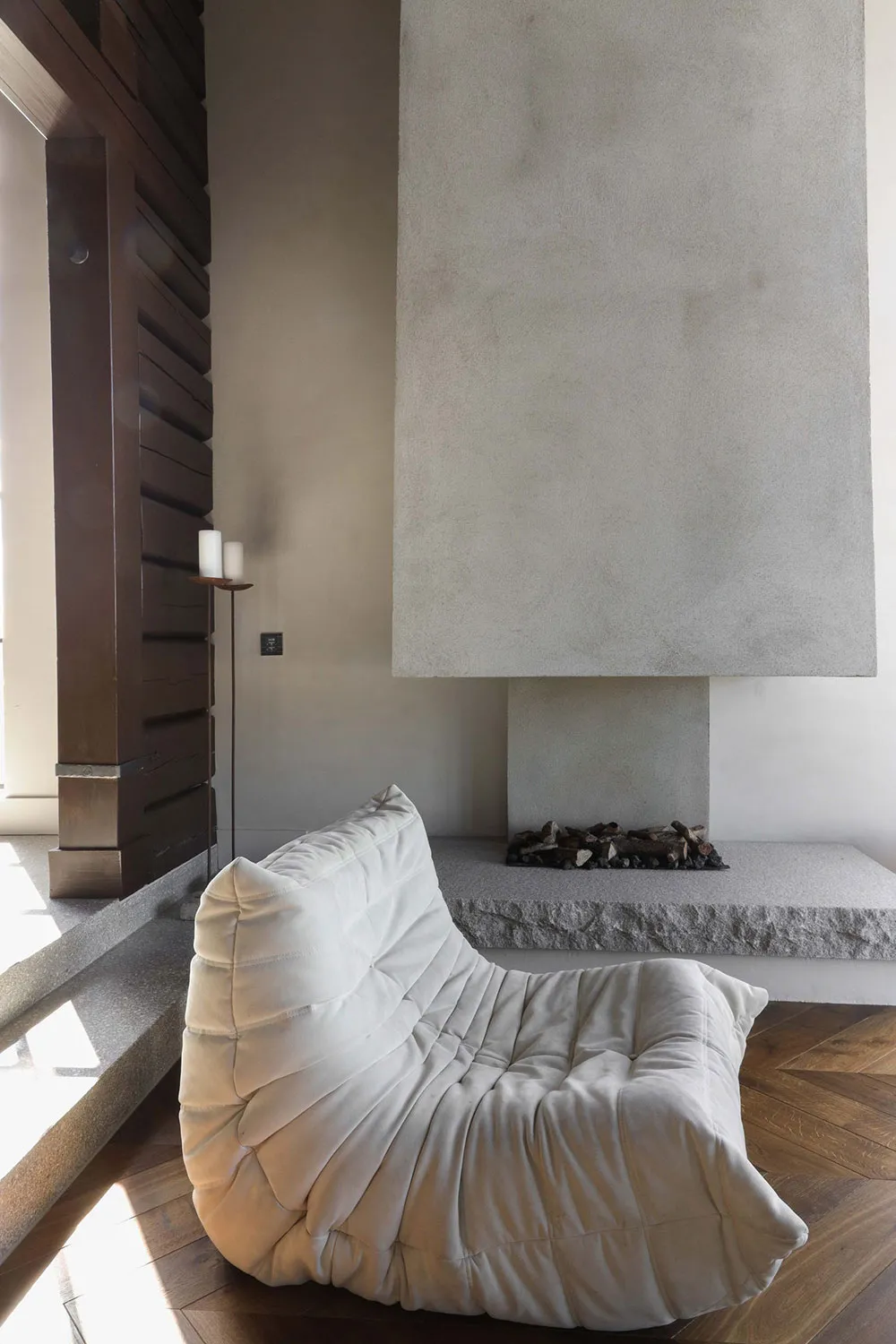 Madera oscura y muebles modernos claros: cabaña en Noruega - Gallery image 6