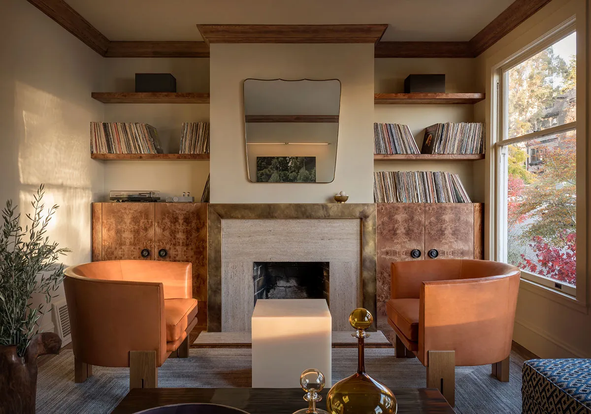 Angenehmes Tageslicht und interessanter Dekor in der Innenarchitektur eines Hauses in San Francisco