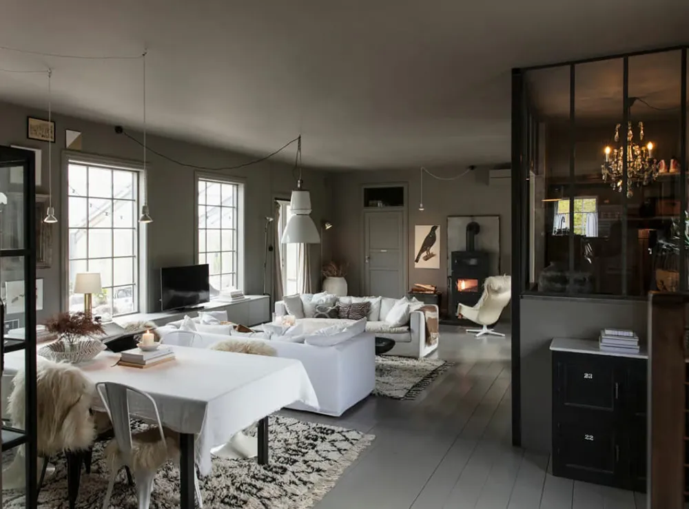 Weiße Möbel auf grauem Hintergrund: stylische schwedische Ferienvilla - Gallery image 2