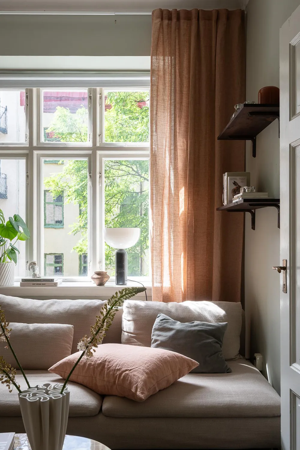 Tonos verdes y acentos cálidos: apartamento en Suecia (87 m²) - Gallery image 2