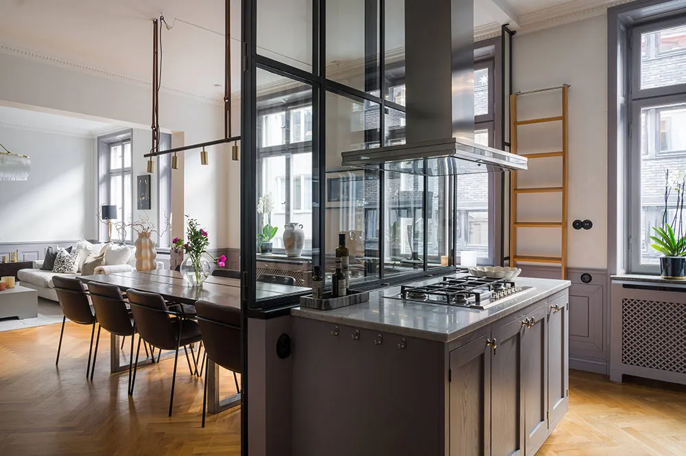 Planification ouverte et accents de couleur élégants : appartements à Stockholm - Gallery image 8