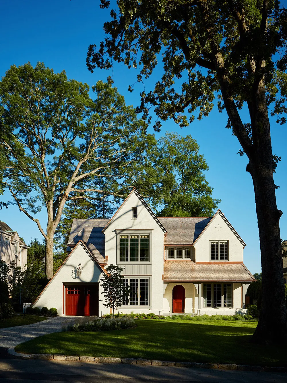 Design élégant et relaxant d'une maison en style Tudor - Gallery image 1