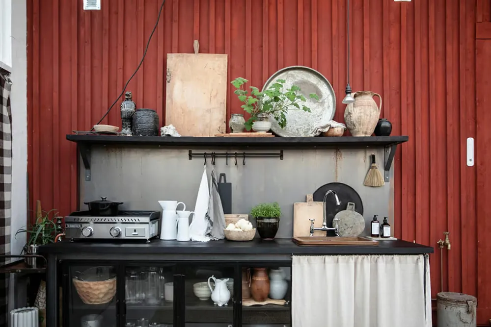 Weiße Möbel auf grauem Hintergrund: stylische schwedische Ferienvilla - Gallery image 18