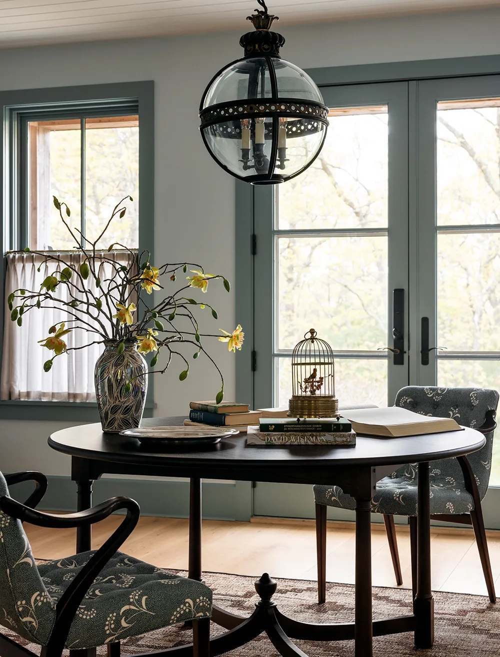 Motifs floraux dans chaque pièce : cottage confortable sur Long Island - Gallery image 13