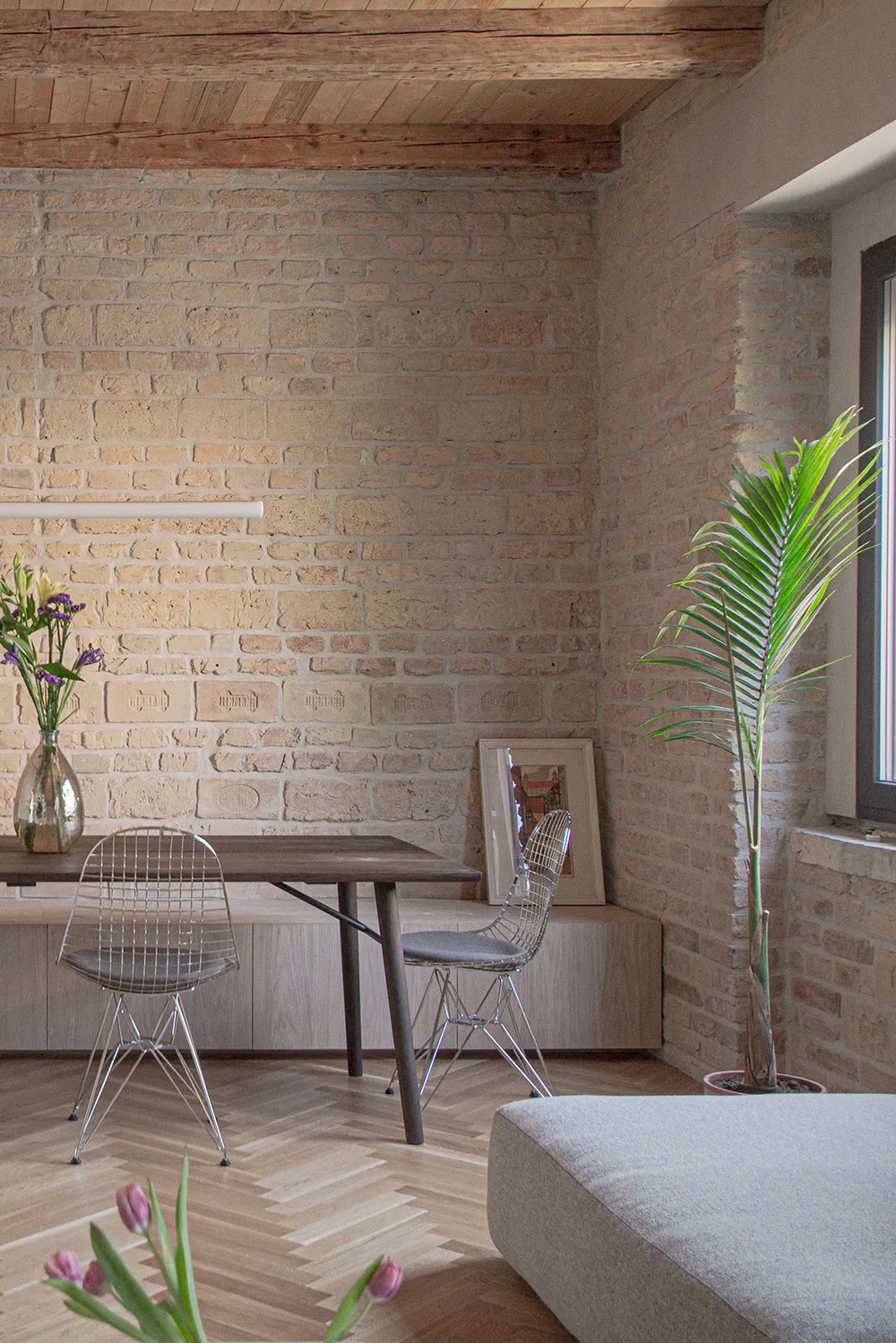 Brick, beams, minimalism: bright loft in Bratislava - Gallery image 6