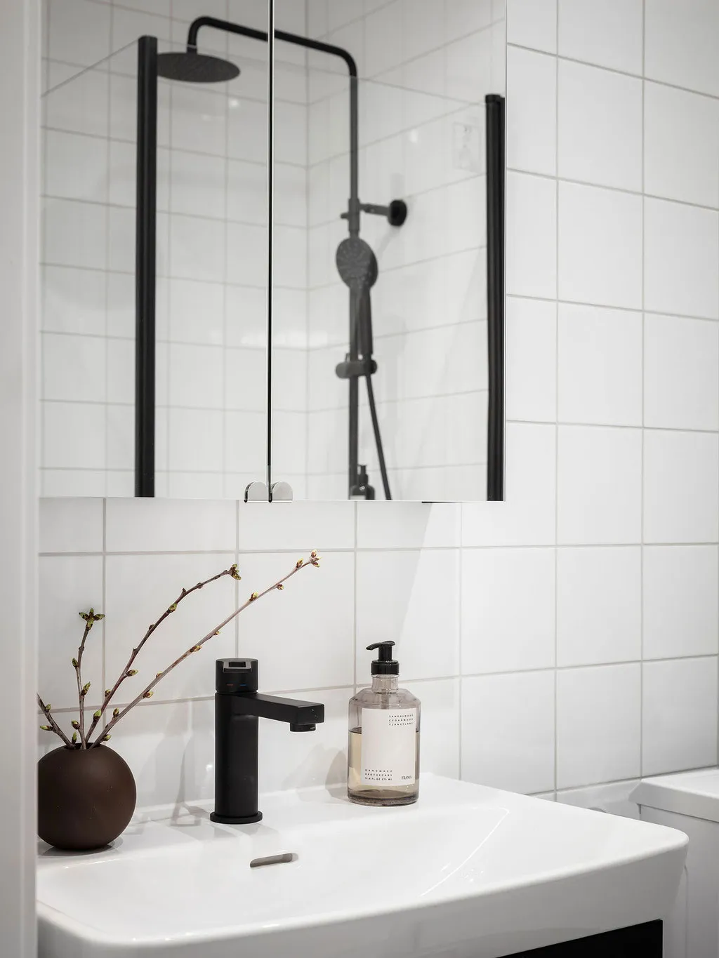 Pequeña suite de ático con tonos grises elegantes (35 m²) - Gallery image 24