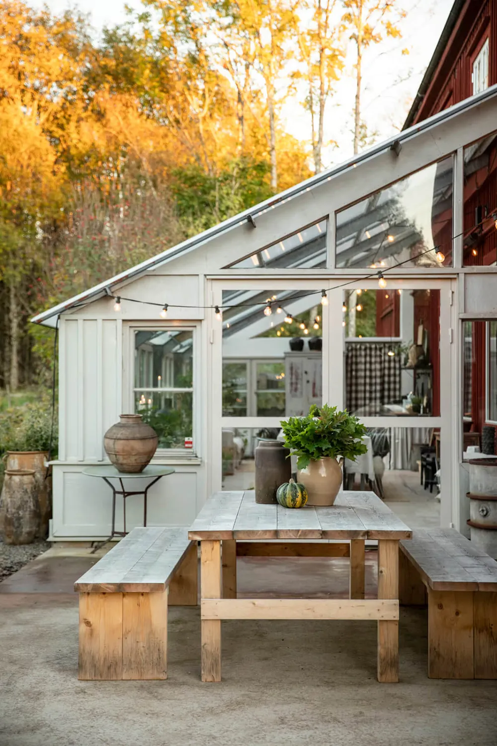 Weiße Möbel auf grauem Hintergrund: stylische schwedische Ferienvilla - Gallery image 21