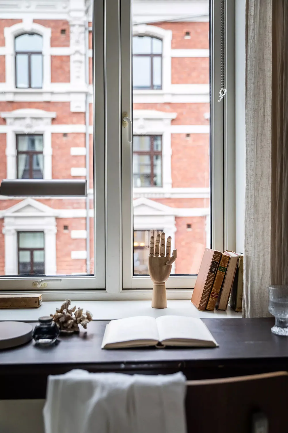 Warmere Töne und stylischer roter Sofa: Angenehme Wohnung in Oslo - Gallery image 20