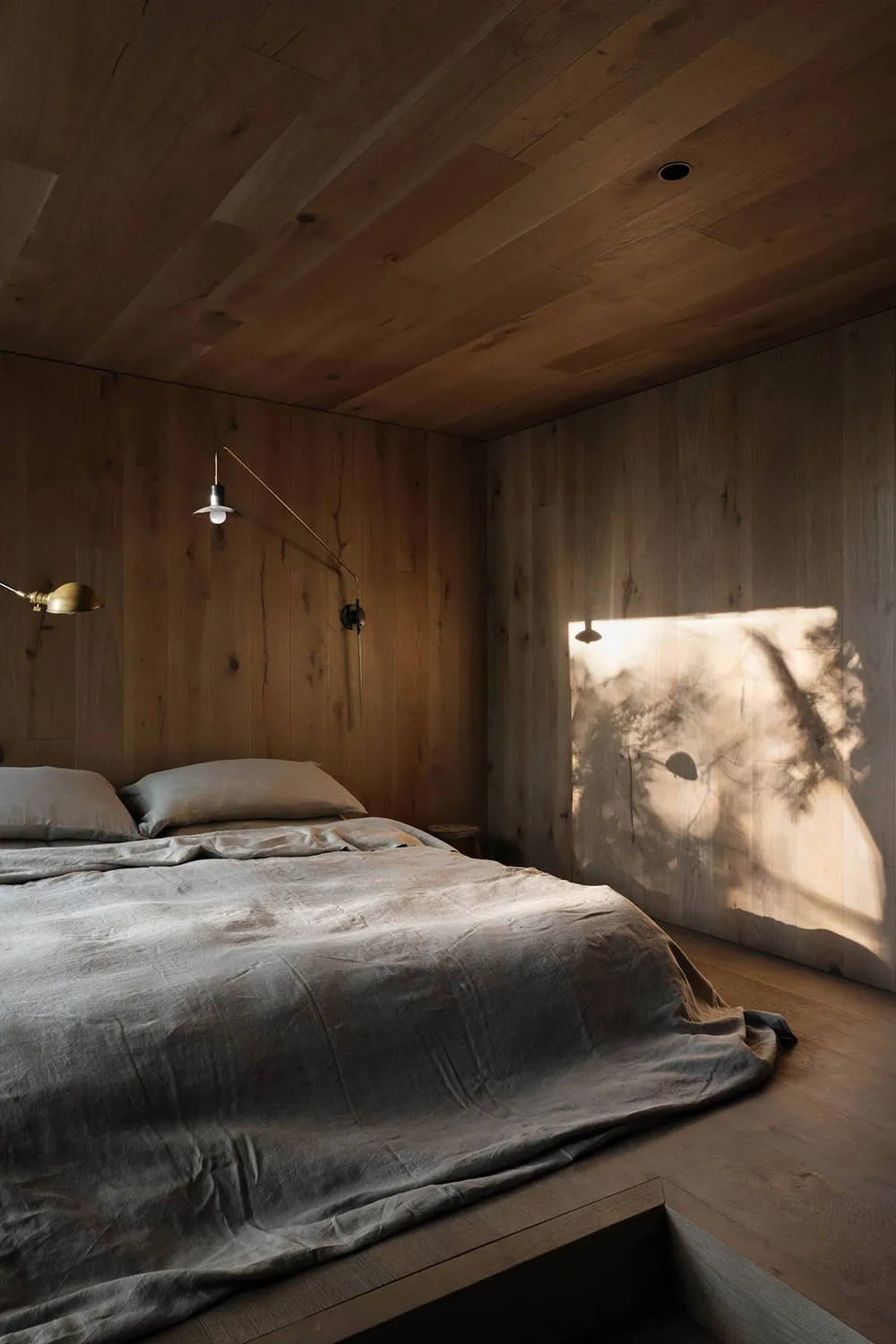 Атмосферные и стильные тёмные интерьеры современного домика в лесу - Gallery image 11