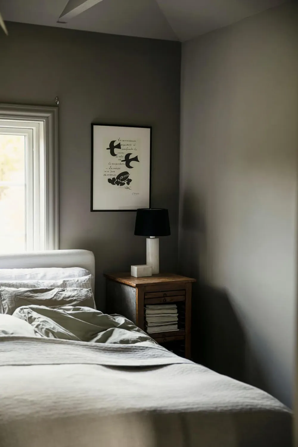 Weiße Möbel auf grauem Hintergrund: stylische schwedische Ferienvilla - Gallery image 11