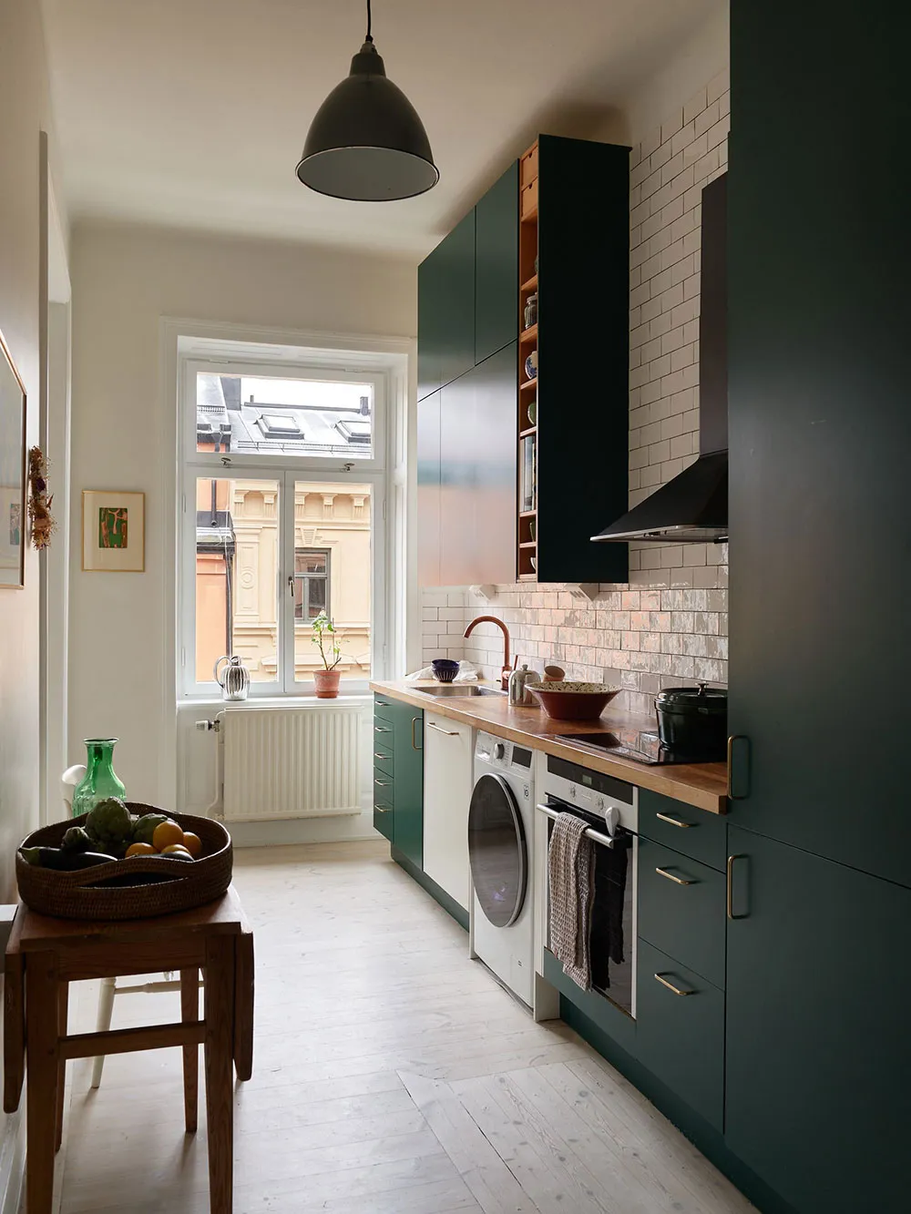 Красиві відтінки зеленого в дизайні затишної скандинавської квартири - Gallery image 11