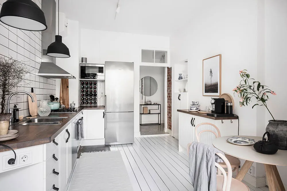 Interior escandinavo aireado con dormitorio oscuro (61 m²) - Gallery image 24