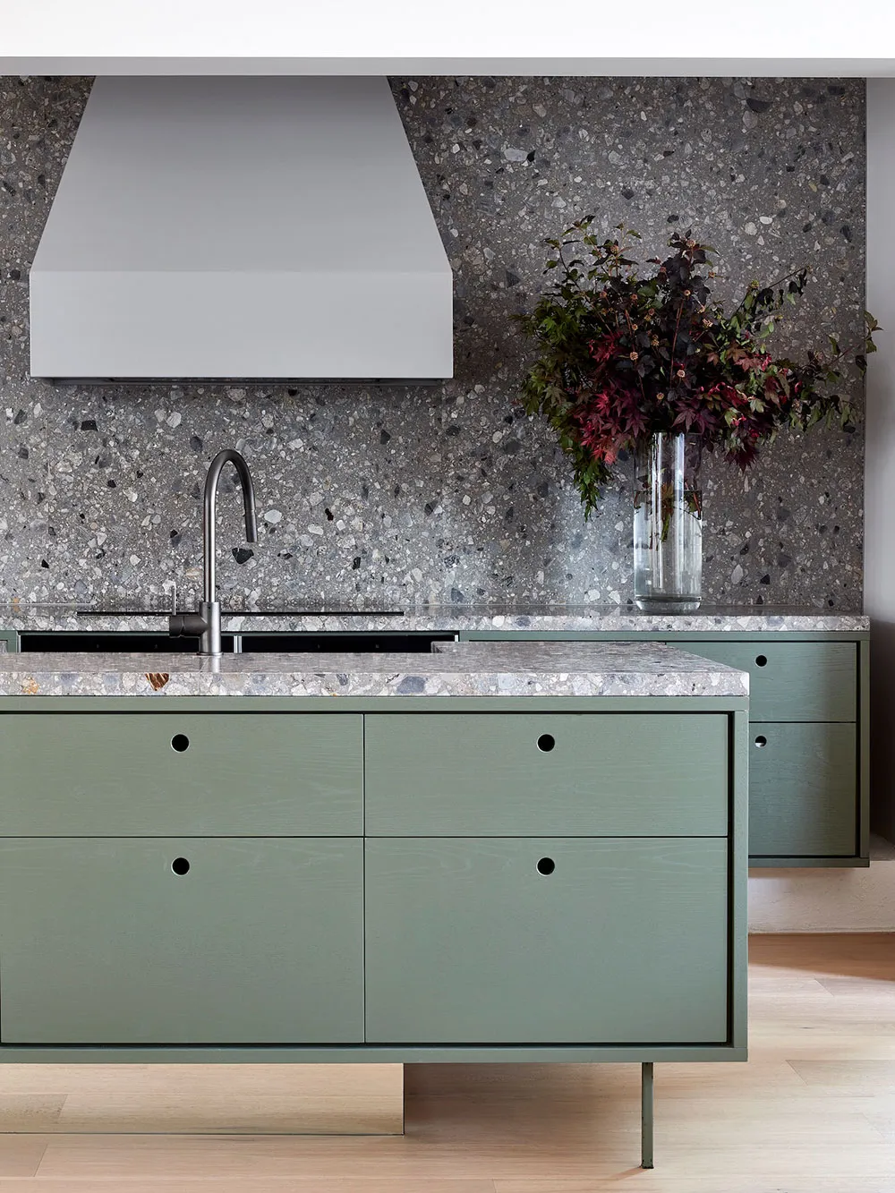 Gemäßigte Farbpalette und ästhetische moderne Innenausstattungen: Haus in Melbourne - Gallery image 9