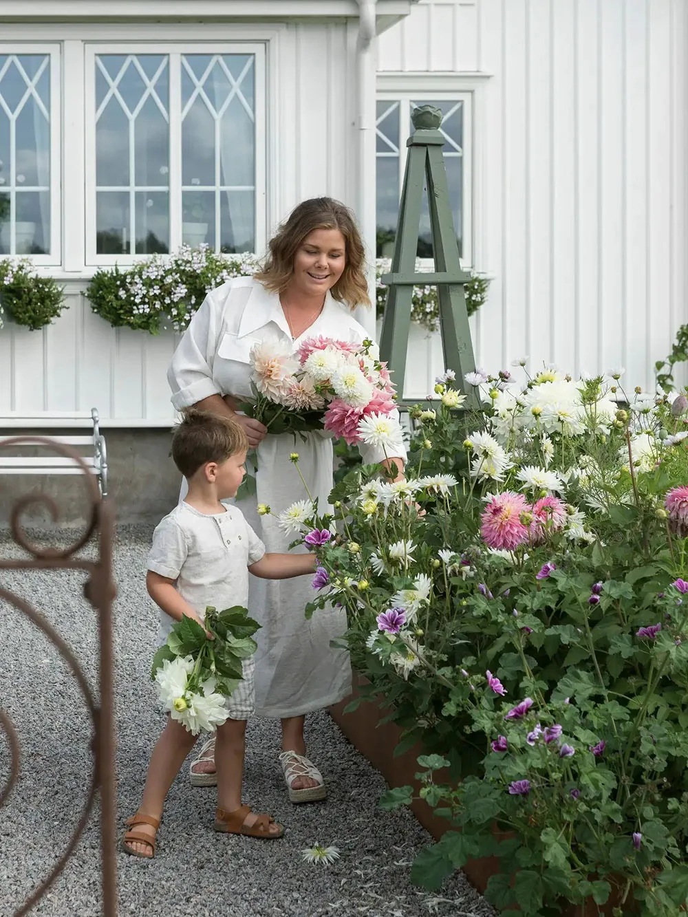 Amazing white cottage in Sweden where people live all year round - Gallery image 1