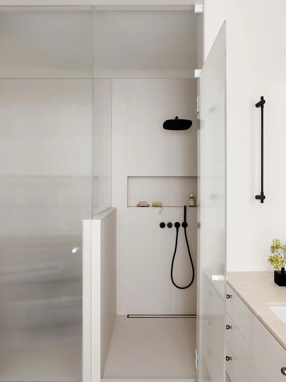 Peaceful and elegant modern interior of a townhouse in Brooklyn - Gallery image 12