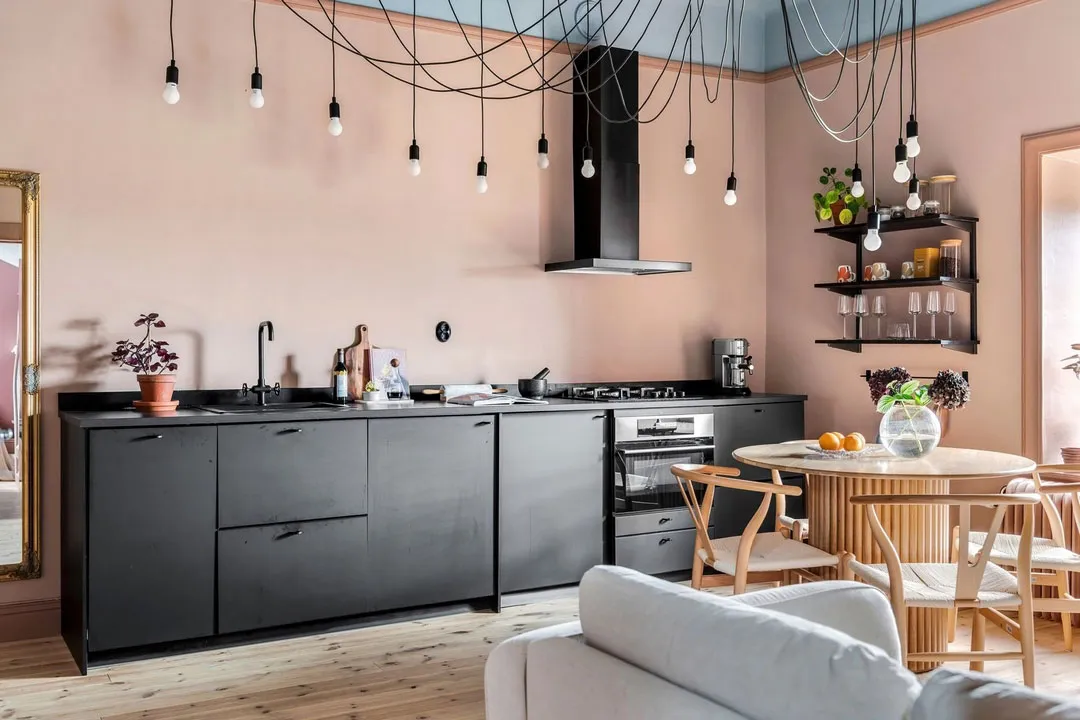 स्वीडन में स्थित एक असामान्य अपार्टमेंट के डिज़ाइन में दिलचस्प पेस्टल शेड
(“Interesting Pastel Tones in the Design of an Unusual Apartment in Sweden”) - Gallery image 1