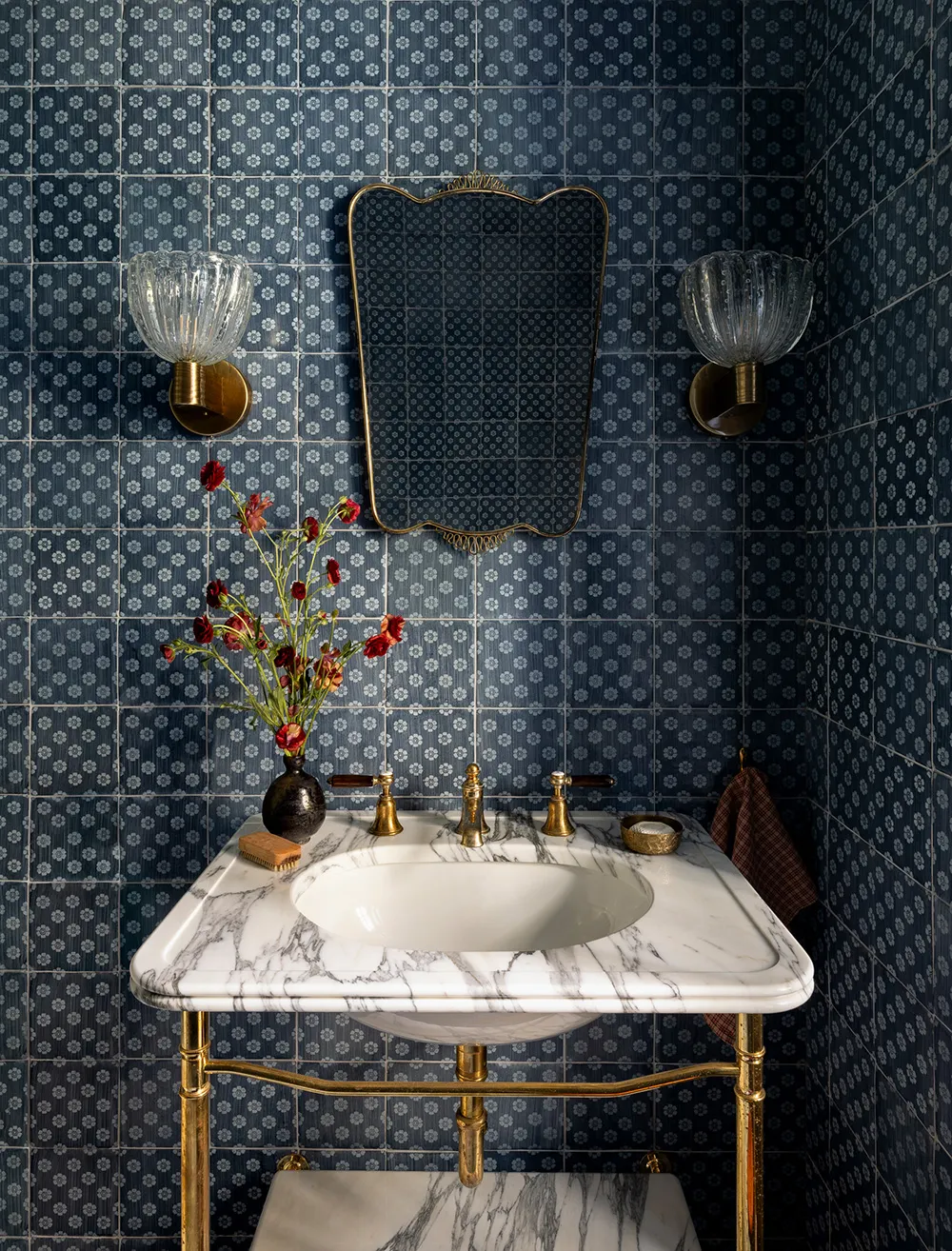 Motifs floraux dans chaque pièce : cottage confortable sur Long Island - Gallery image 17