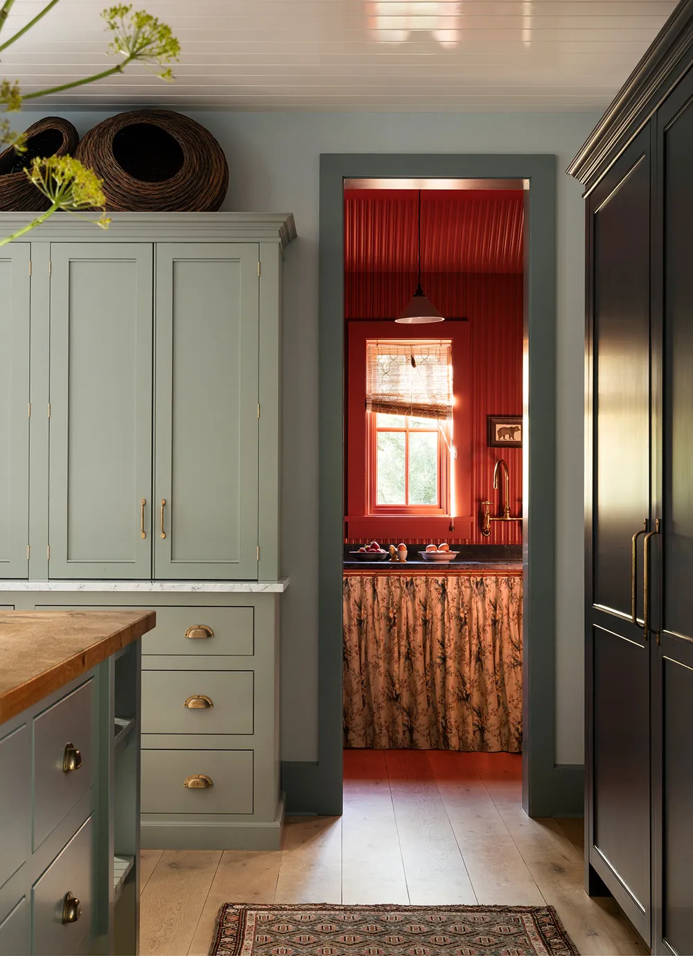 Motifs floraux dans chaque pièce : cottage confortable sur Long Island - Gallery image 8