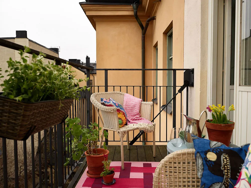 Красиві відтінки зеленого в дизайні затишної скандинавської квартири - Gallery image 18