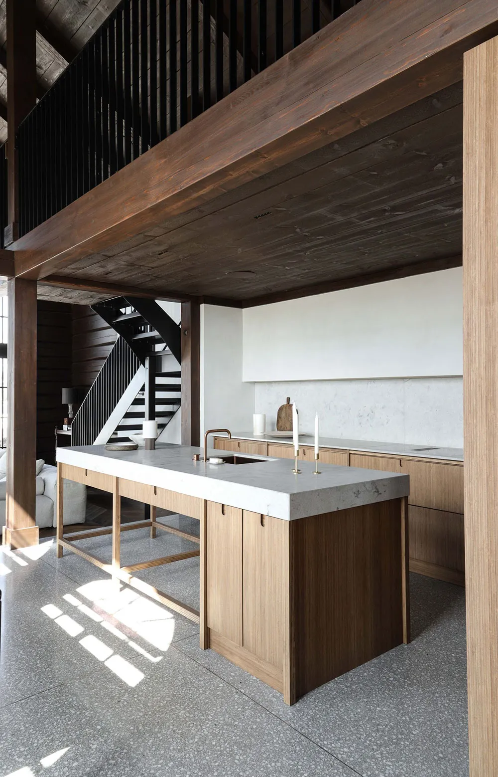 Madera oscura y muebles modernos claros: cabaña en Noruega - Gallery image 3