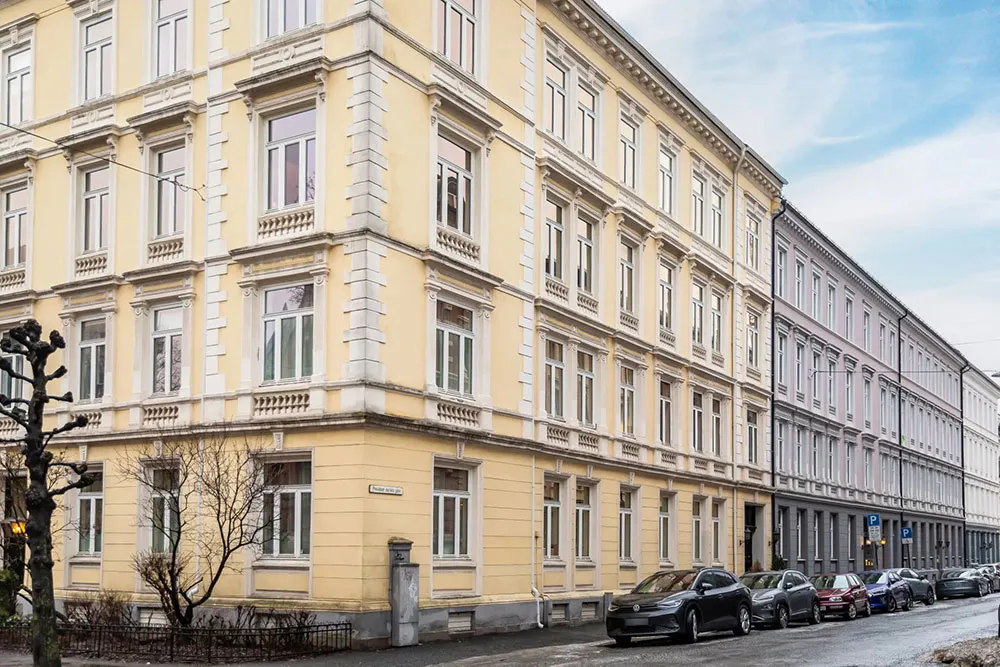 Warmere Töne und stylischer roter Sofa: Angenehme Wohnung in Oslo - Gallery image 22