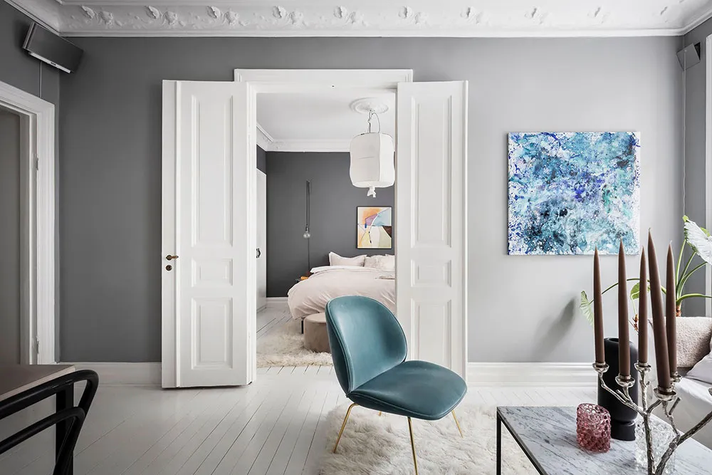 Interior escandinavo aireado con dormitorio oscuro (61 m²) - Gallery image 8