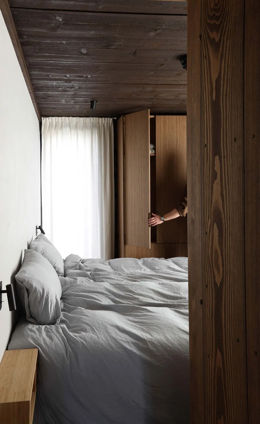 Madera oscura y muebles modernos claros: cabaña en Noruega - Gallery image 7