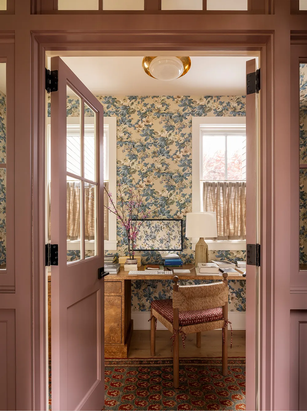 Motifs floraux dans chaque pièce : cottage confortable sur Long Island - Gallery image 22