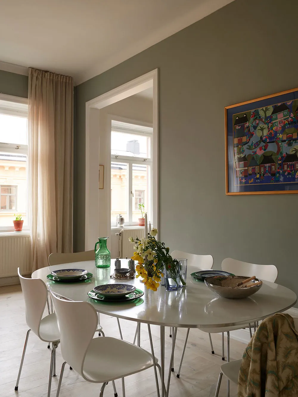 Красиві відтінки зеленого в дизайні затишної скандинавської квартири - Gallery image 6