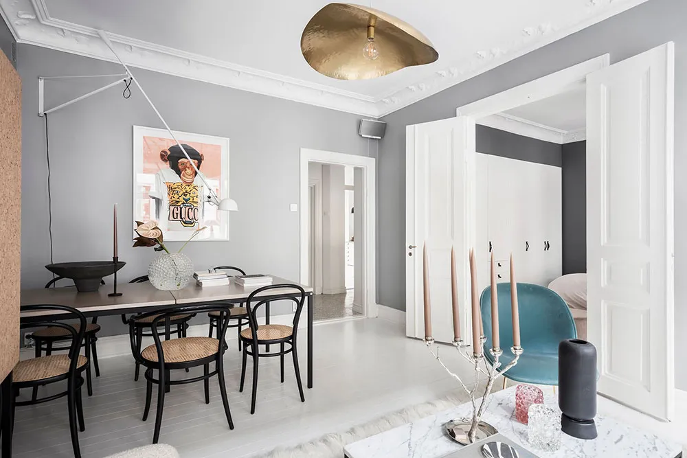 Interior escandinavo aireado con dormitorio oscuro (61 m²) - Gallery image 5