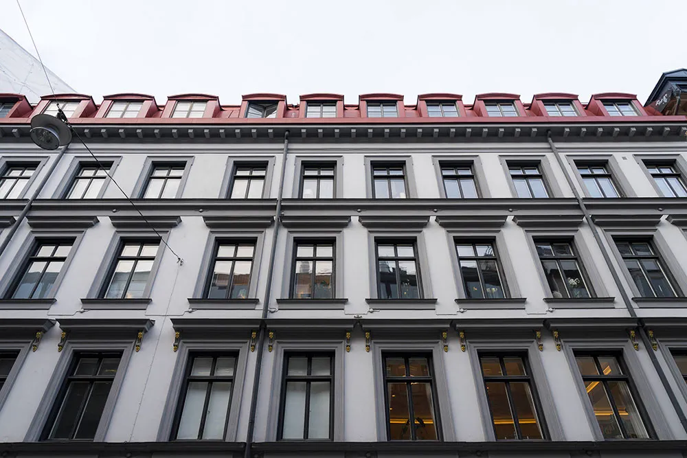 Planification ouverte et accents de couleur élégants : appartements à Stockholm - Gallery image 25