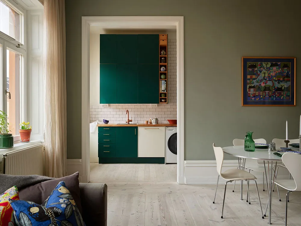 Красиві відтінки зеленого в дизайні затишної скандинавської квартири - Gallery image 7