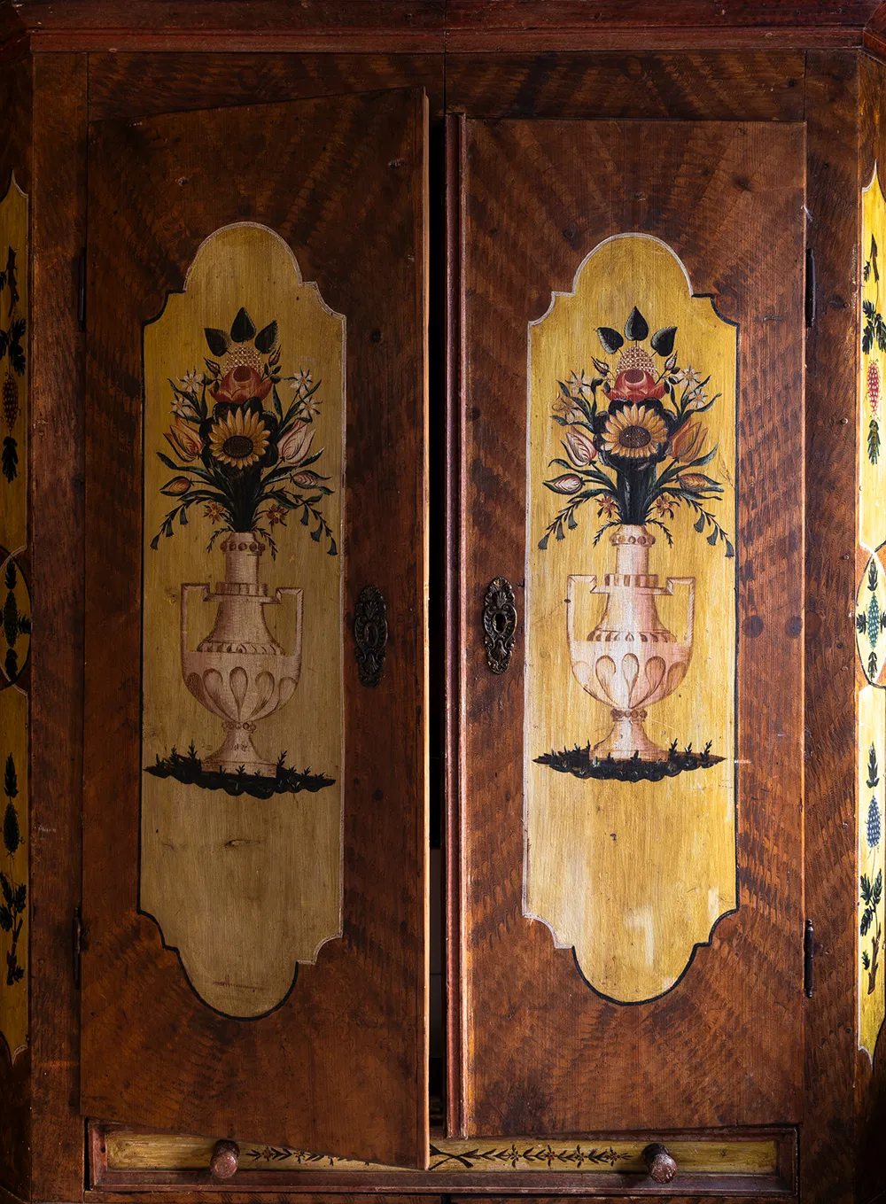 Motifs floraux dans chaque pièce : cottage confortable sur Long Island - Gallery image 29