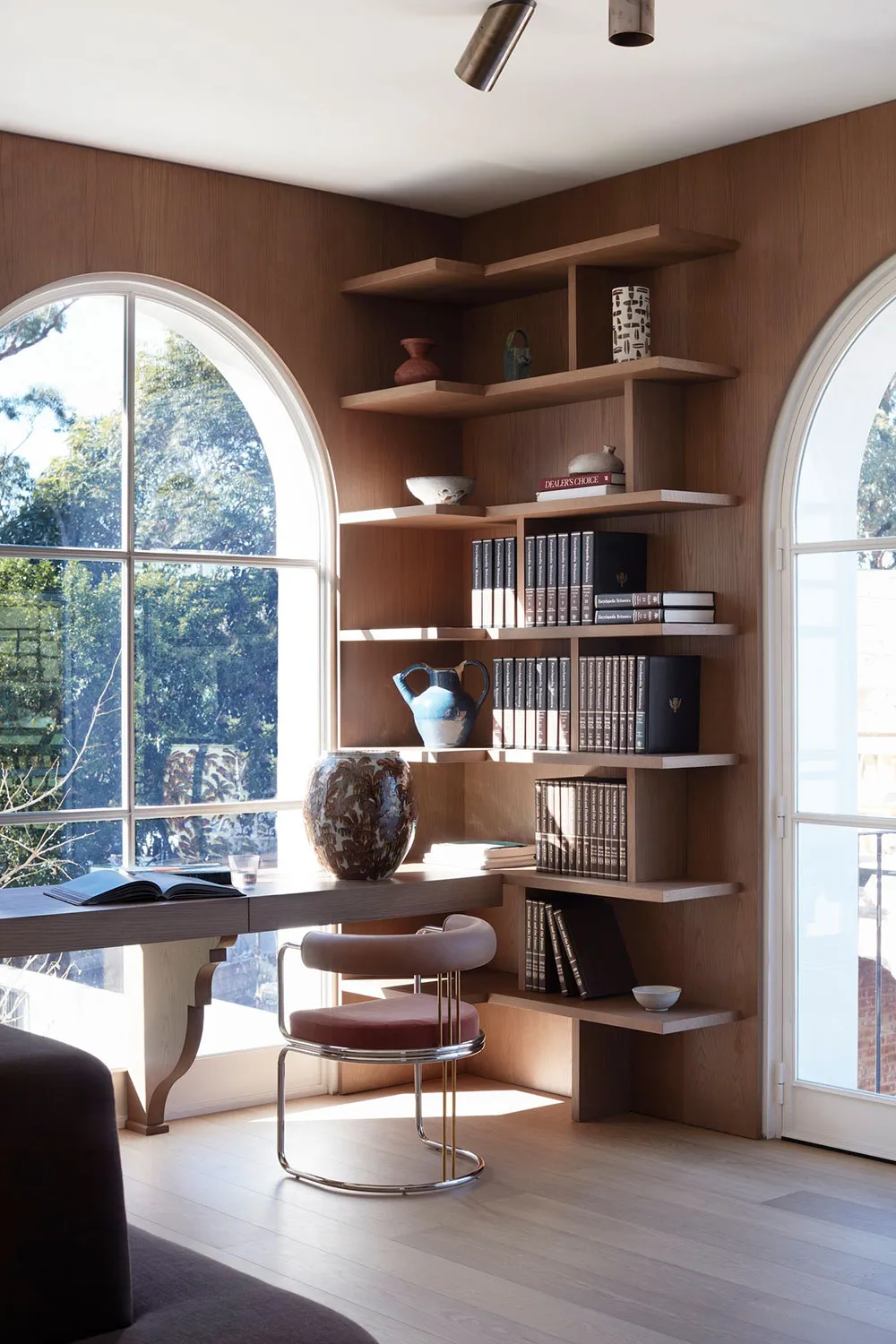 Spokojny nowoczesny интерьер w Sydney z arkami i kolumnami - Gallery image 14