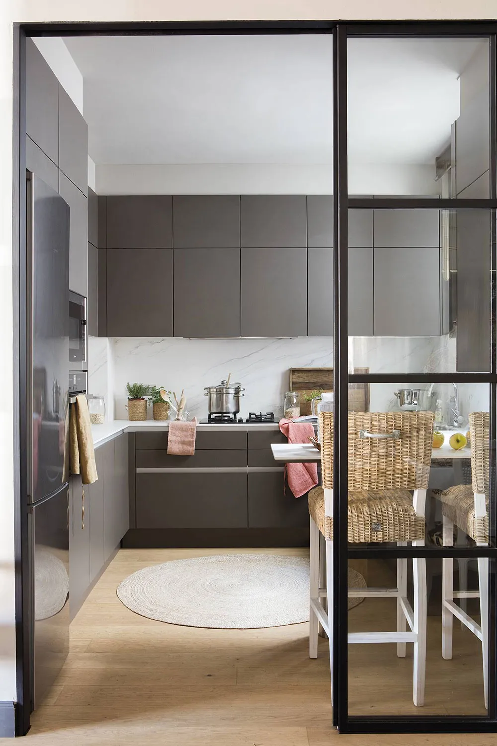 Mix aus moderner Möbel und vintage Dekor in einer gemütlichen Wohnung in Barcelona - Gallery image 9