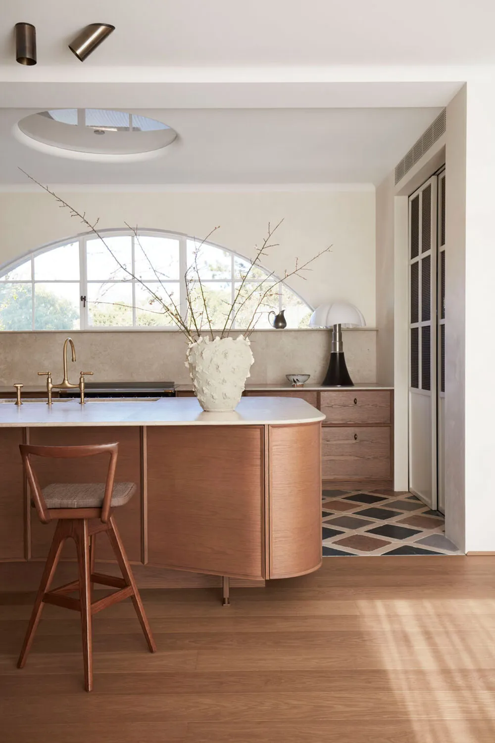 Spokojny nowoczesny интерьер w Sydney z arkami i kolumnami - Gallery image 9