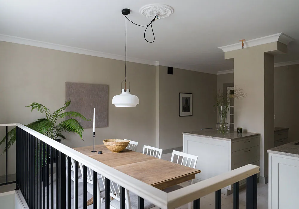 Schöner monochromer Interior in zwei Ebenen in Stockholm - 9