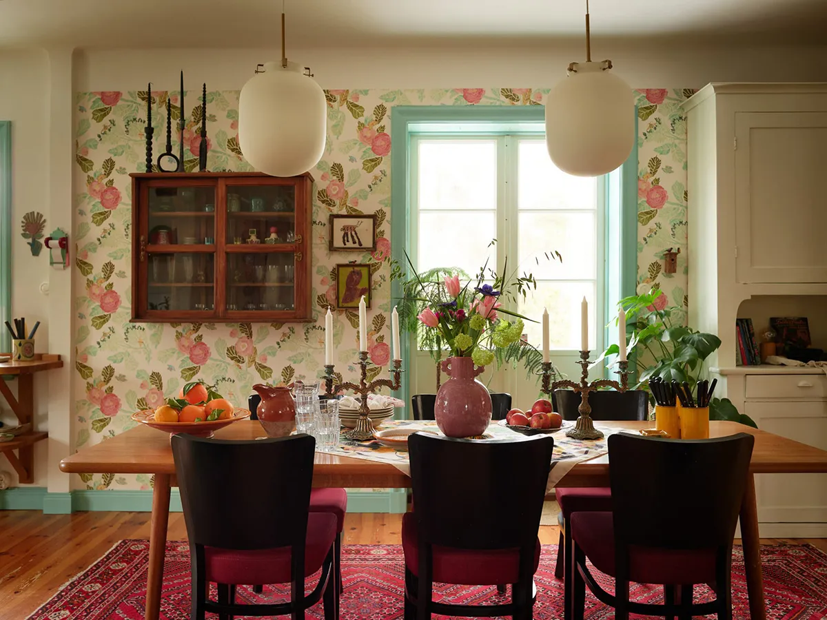 Hermosas paredes florales y estampados vibrantes: una encantadora casa de campo sueca - Gallery image 3