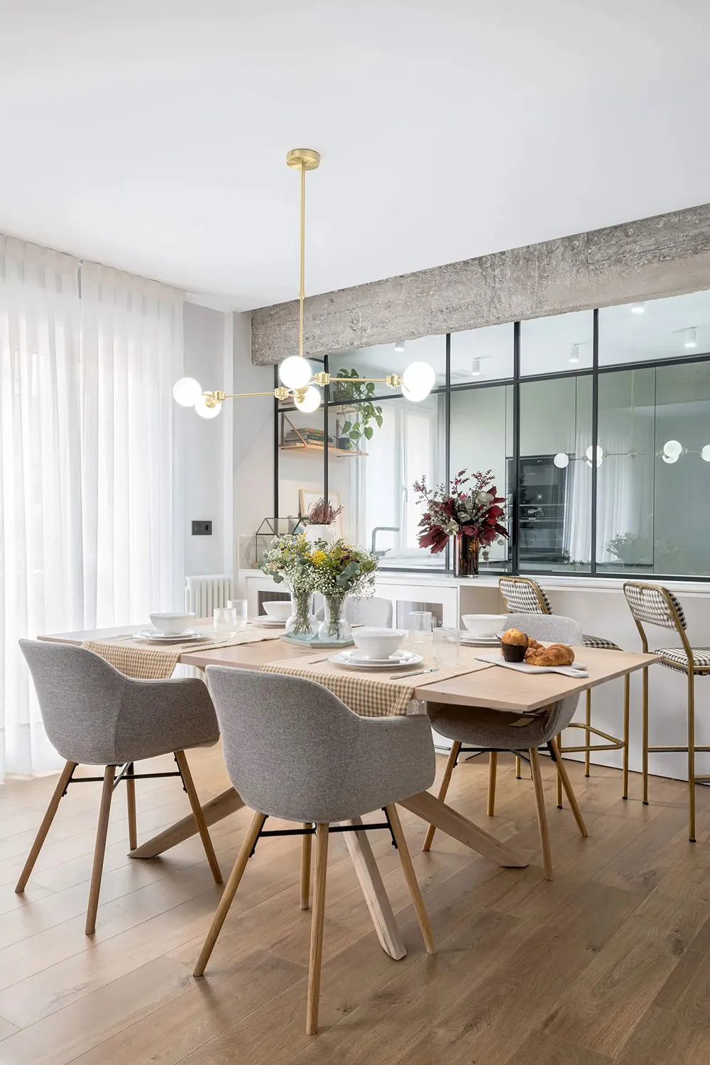 Beton i nowoczesna klasyczność: mieszkanie w Bilbao - Gallery image 2