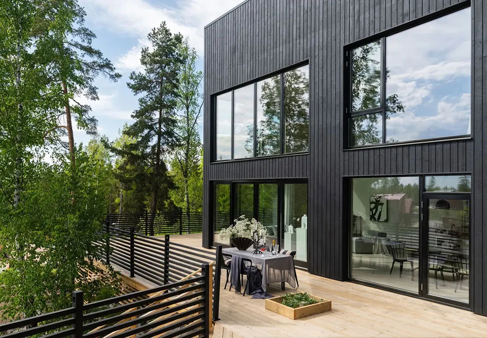 Mar de luz natural y diseño moderno: cabaña en el bosque en Suecia - Gallery image 1