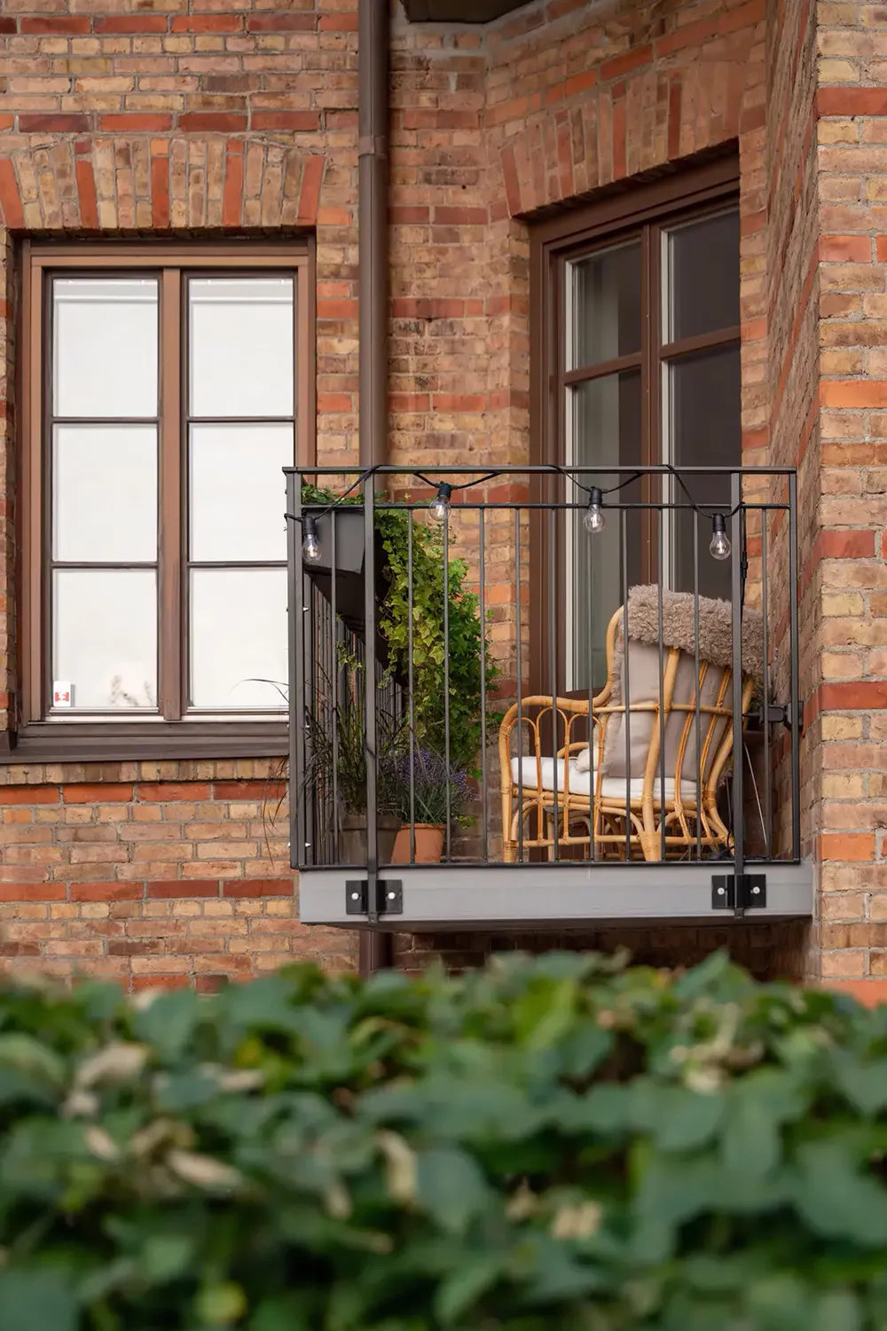 Ventanas arqueadas con plantas trepadoras: un interior inusual en Estocolmo - Gallery image 8
