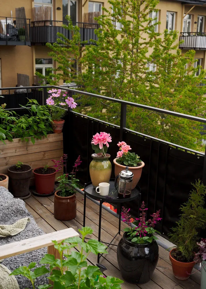 Живые растения, штукатурка на стенах и черная спальня: живой лофт в Стокгольме - Gallery image 8