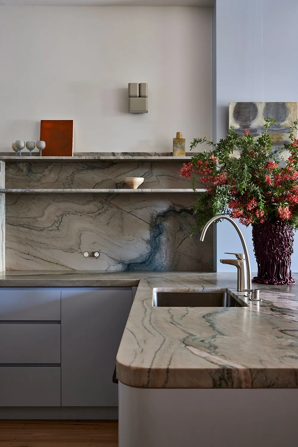 Abstract painting and monochromatic palette in the design of one of the first lofts in Sydney - 8
