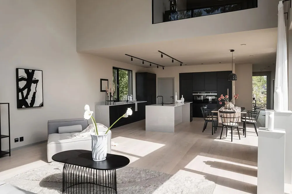 Mar de luz natural y diseño moderno: cabaña en el bosque en Suecia - Gallery image 6