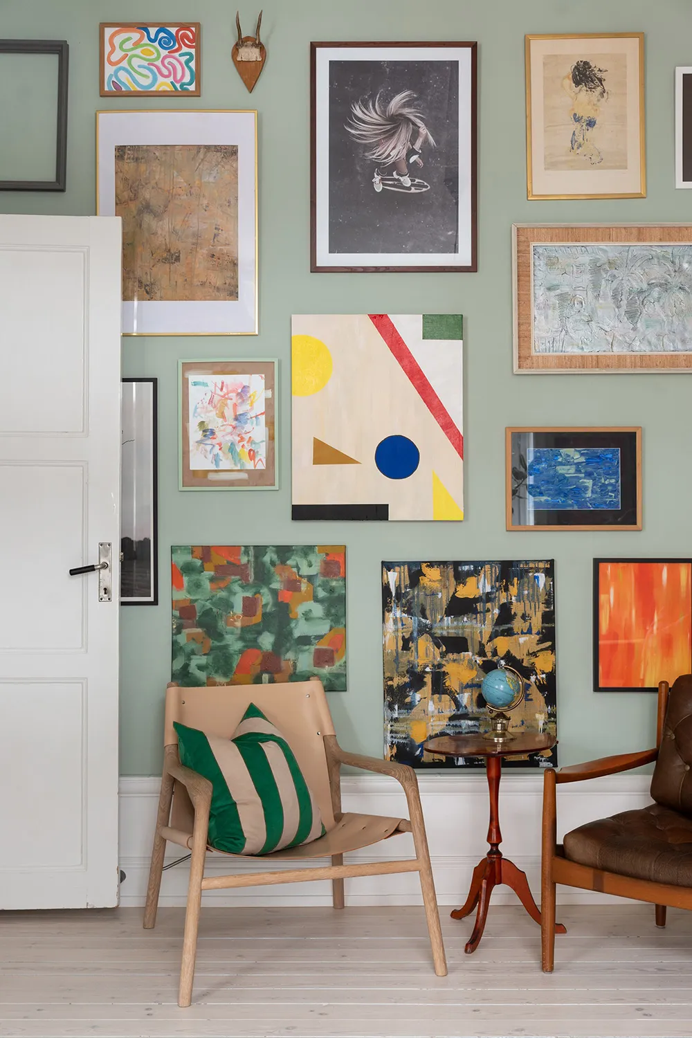 Голубые стены и современное искусство: красочная квартира в Стокгольме (54 кв. м) - Gallery image 12