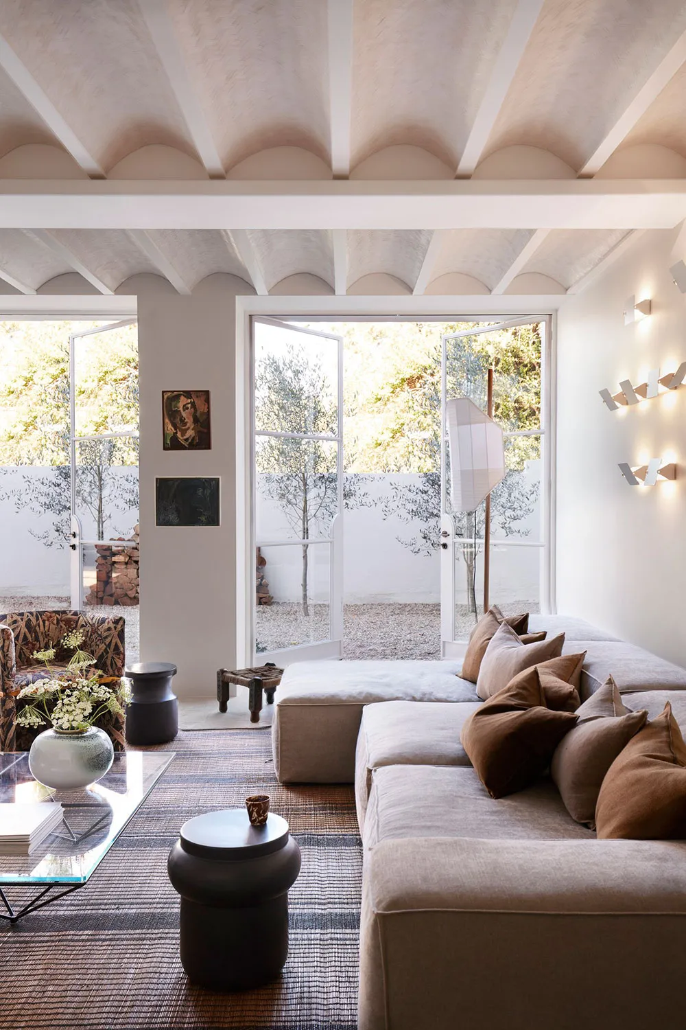 Spokojny nowoczesny интерьер w Sydney z arkami i kolumnami - Gallery image 3