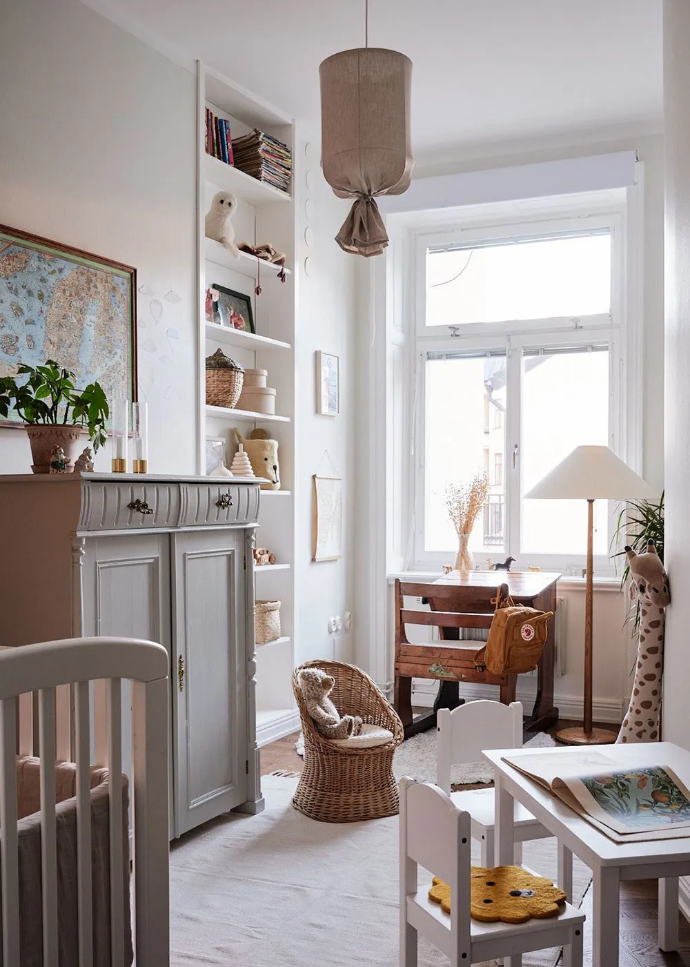 Прекрасна скандинавська квартира з зеленими стінами та ретро-деталями - Gallery image 27