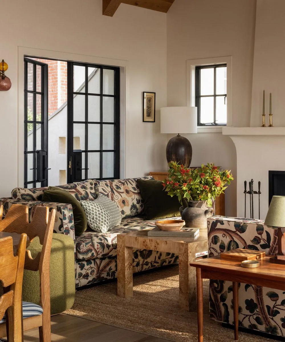 Много дерева и интересные принты: яркий интерьер красивого дома в стиле Тюдор - Gallery image 4