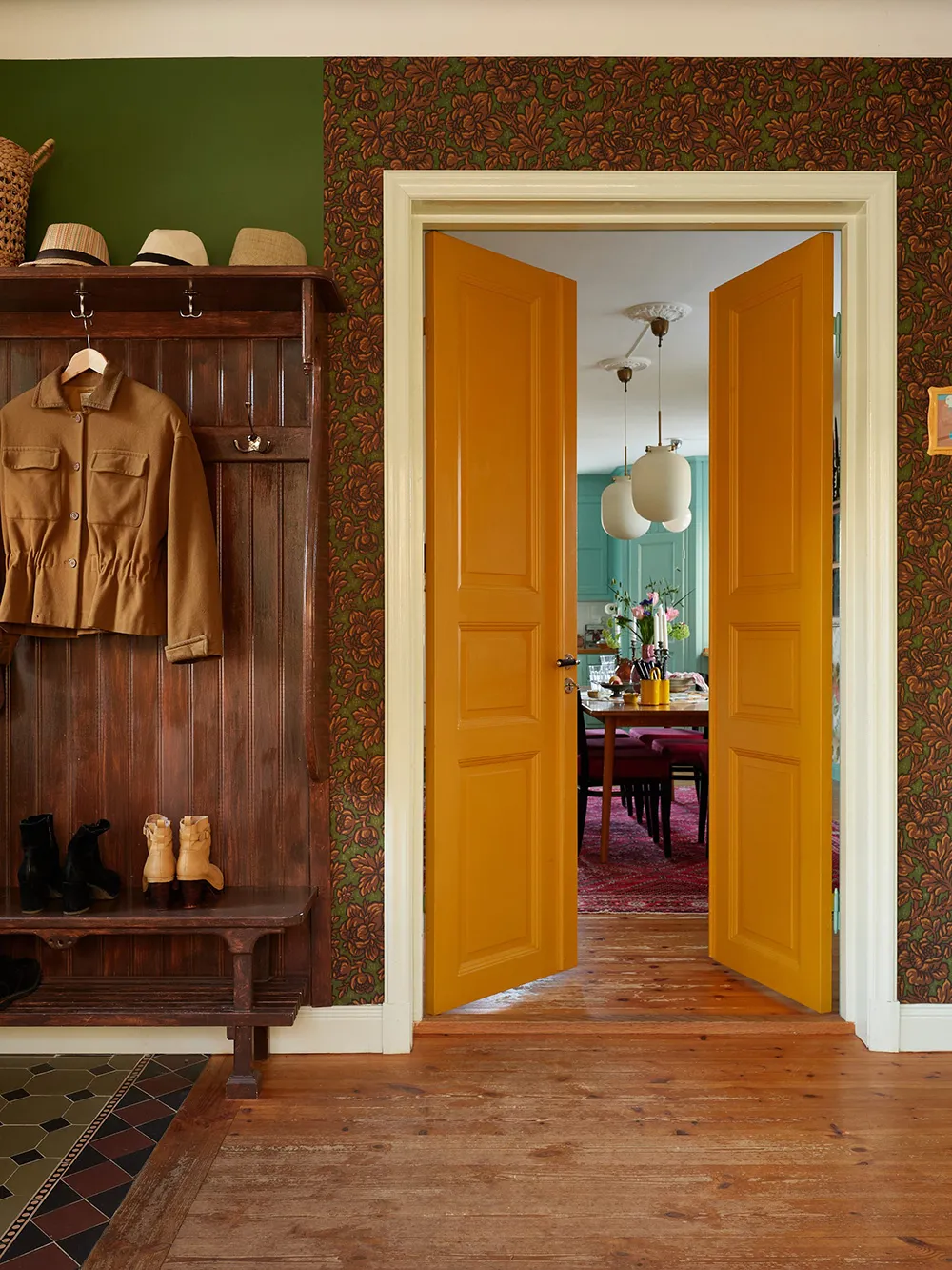 Hermosas paredes florales y estampados vibrantes: una encantadora casa de campo sueca - Gallery image 20