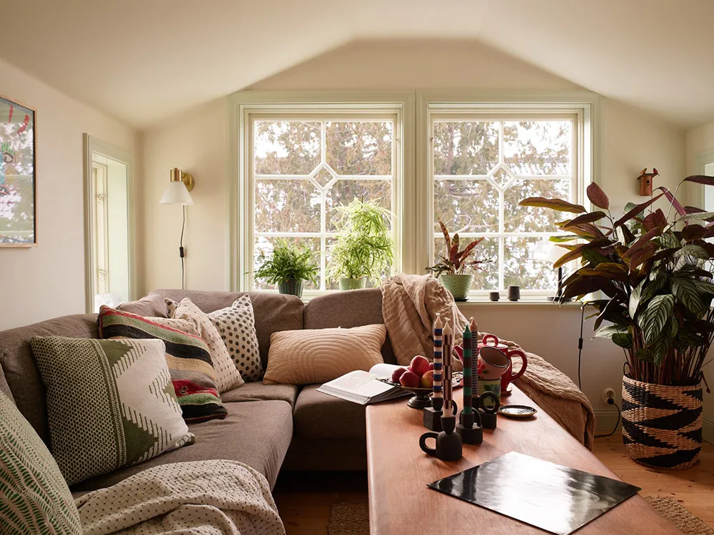 Hermosas paredes florales y estampados vibrantes: una encantadora casa de campo sueca - Gallery image 26